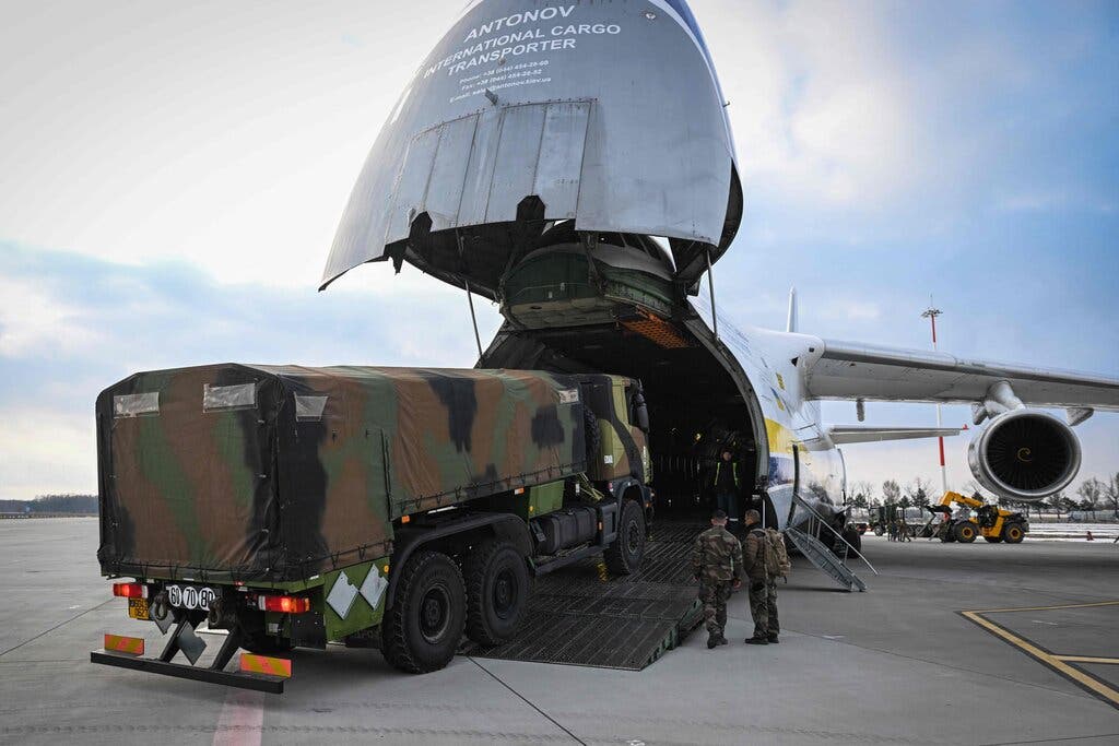 ZDA dajejo državam Nata “zeleno luč” za dobavo bojnih letal Ukrajini – Pošiljanje orožja in opreme poteka s  skrivnega letališča v Vzhodni Evropi,  vendar lokacija ostaja strogo zaupna