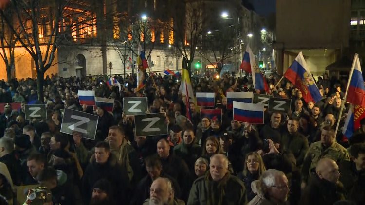 V Beogradu je bil sinoči velik protest v podporo Rusiji s katerega so sporočili, “da je rusofobija v Srbiji statistična napaka” in da je “vsak Srb brat Rusu,” ter da, “Rusija osvobaja ves svet grožnje Nata”