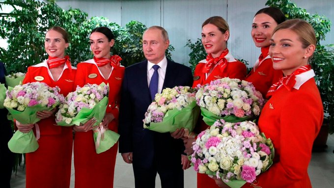 “Te sankcije, ki se uvajajo, so podobne napovedi vojne, a hvala bogu, da do tega ni prišlo,” je dejal Putin med govorom v Aeroflotovem centru za usposabljanje v Moskvi.
