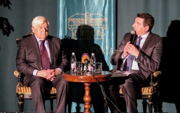 (VIDEO) Ekskluzivno: Katero stranko bo 24. aprila volil Milan Kučan in koga “preferira” na mestu predsednika/ce države? – Objavljamo, kaj je o Janezu Janši povedal Milan Kučan na zaprtem delu pogovora v “Ruski dači”