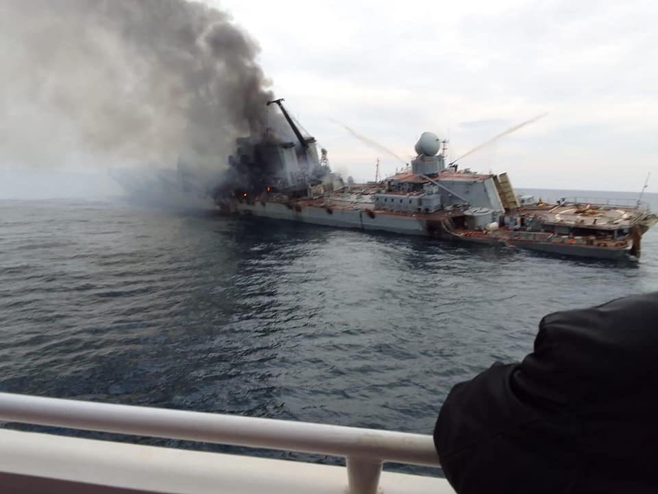 (VIDEO) Objavljamo eksluzivne fotografije poškodovane križarke Moskva v Črnem morju 15. aprila 2022  pred potopitvijo – V prilogi  fotografije in video posnetki iz osebnega arhiva  avtorja na krovu križarke  Moskva aprila leta 2019