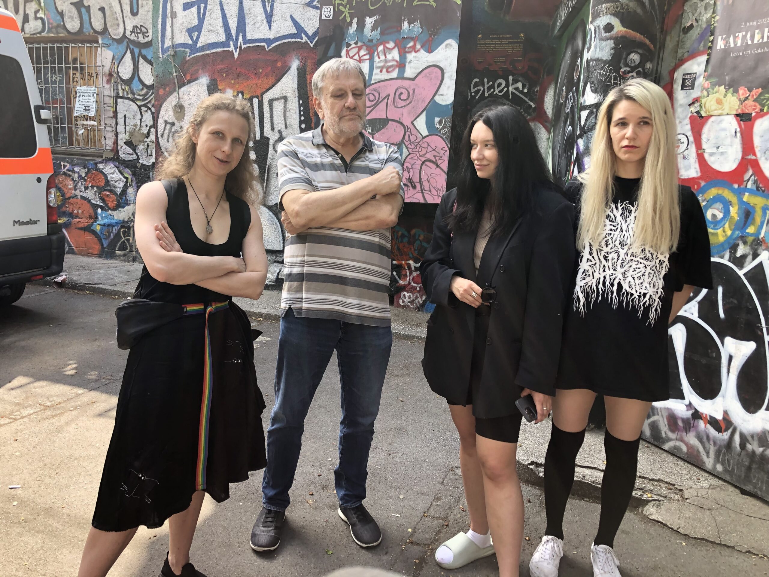 (VIDEO) Pussy Riot: “Ruske feministične gverilke bodo zdaj zavzele Ljubljano, tako ali drugače!” – Tiskovna konferenca pred nastopom provokativne punk feministične zasedbe Pussy Riot na letnem vrtu Gala Hale v Ljubljani