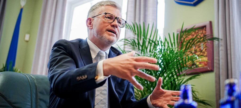 Nemški poslanec Bundestaga Sevim Dagdelen poziva k izgonu ukrajinskega veleposlanika – Veleposlanik Ukrajine v Nemčiji Andrej Melnik je na udaru kritik, ker je žalil kanclerja Olafa Scholza