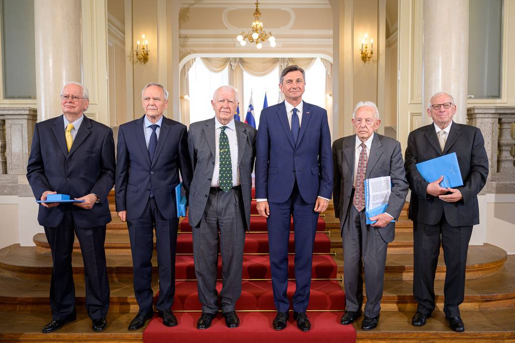 Pahor na slovesnosti ob 30. obletnici mednarodnega priznanja Slovenije podelil pet državnih odlikovanj