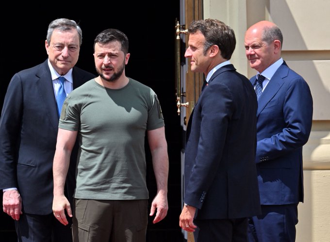 Voditelji trojice največjih članic Evropske unije Emmanuel Macron, Olaf Scholz in Mario Draghiso na prvem obisku v Ukrajini
