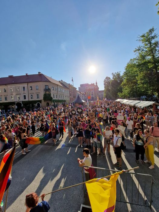 (VIDEO) Kdo od politikov se je udeležil Parade ponosa 2022 in kaj od nove vlade Roberta Goloba  pričakujejo v LGBTIQ+ skupnosti