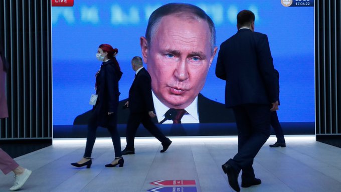 “Gospodarski blitzkrieg že od samega začetka ni imel možnosti za uspeh…” -Vladimir Putin je sankcije, ki so jih zahodne države uvedle proti Rusiji označil za “blazne” in “nepremišljene”. Škodo zaradi sankcij za Evropo ocenil na 400 milijard dolarjev