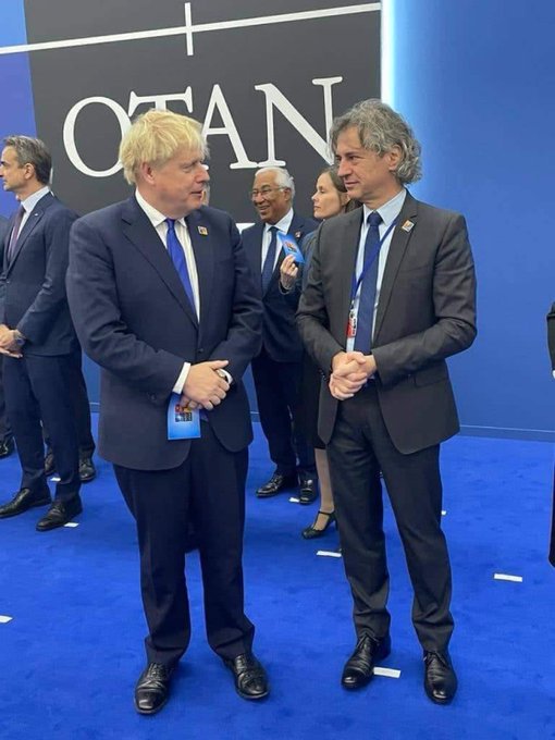 (VIDEO) “Neee … to je Janša. Samo on se lahko pogovarja s temi ljudmi” – Franci Kek ob fotografijah Roberta Goloba z Borisom Johnsonom in Mariem Draghijem na vrhu Nata
