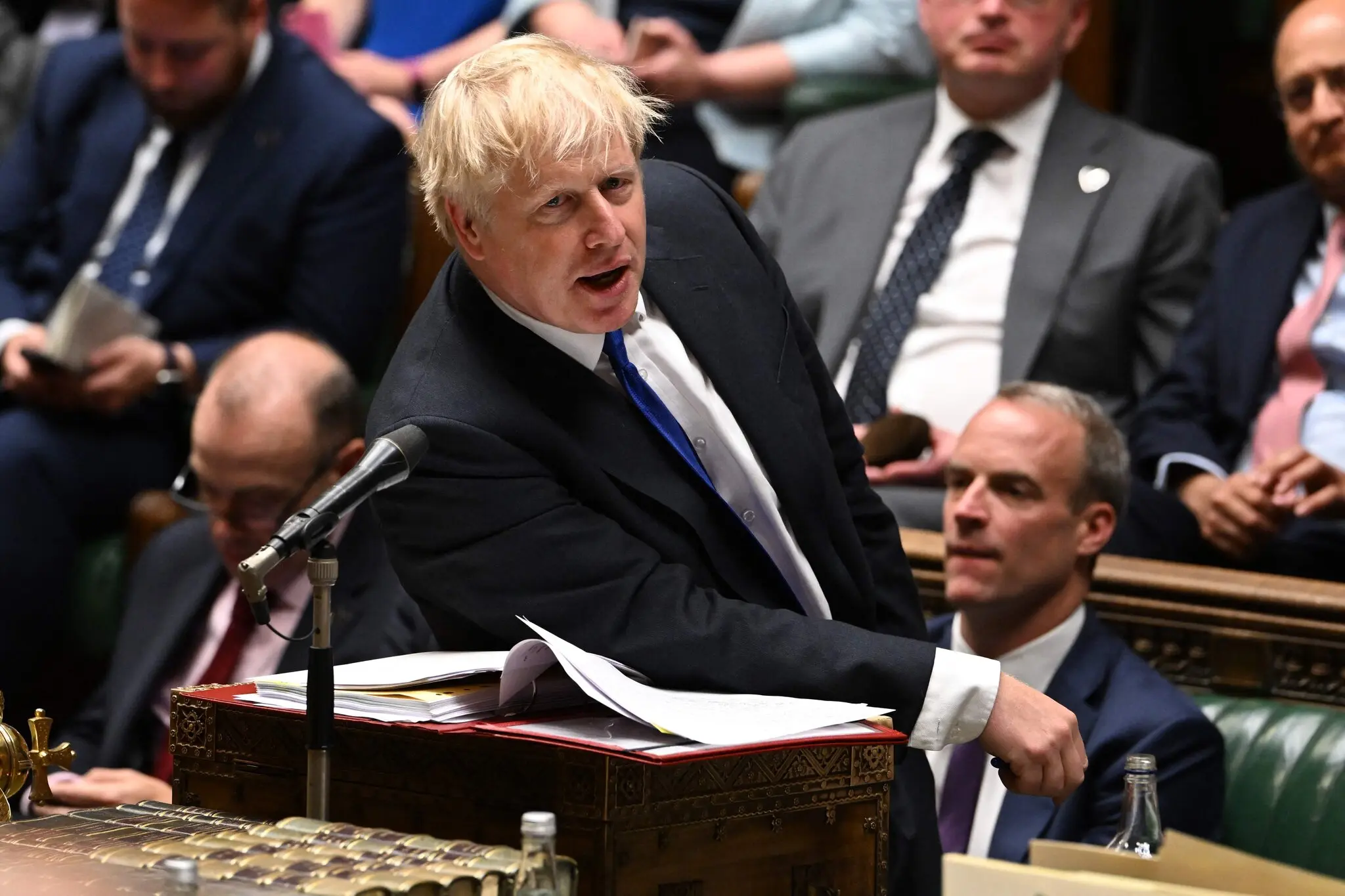(VIDEO)  Združeno kraljestvo: Torijevski ministri so Borisu Johnsonu rekli, naj gre – “Naloga predsednika vlade v težkih okoliščinah, ko mu je bil podeljen ogromen mandat, je, da nadaljuje,” odgovarja  Johnson