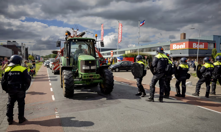 (VIDEO) Policija streljala na nizozemske kmete, ki s traktorji protestirajo proti novim okoljskim pravilom