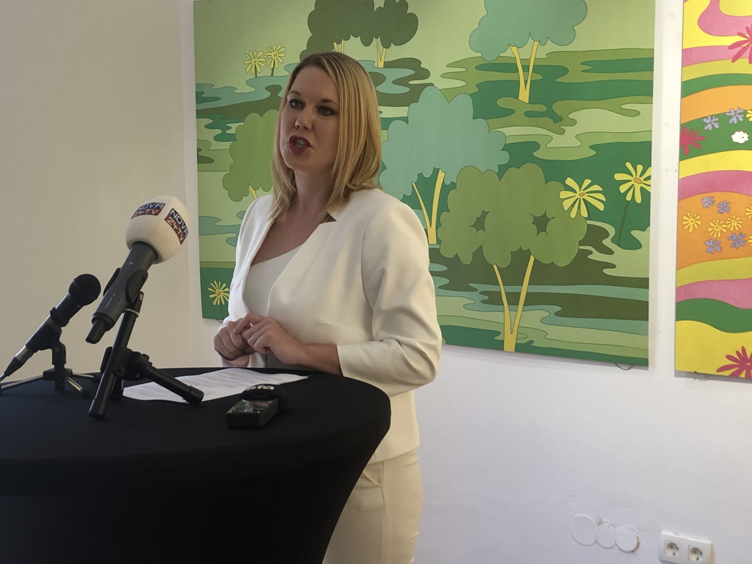 (V ŽIVO) Predsedniška kandidatka Nina Krajnik na Metelkovi predstavlja svojo vizijo in “novo nastajajoče politično gibanje”