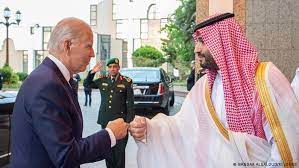 (VIDEO) Kri naslednje žrtve MBS je na vaših rokah” – Zaročenka umorjenega novinarja Džamala Hašodžija je predsednika ZDA Joeja Bidna obtožila, da ima krvave roke, ker se je srečal s savdskim kronskim princem Mohamedom bin Salmanom