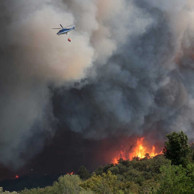 Na Krasu gori na treh lokacijah, najhuje je pri Kostanjevici na Krasu – Evakuirali so več sto ljudi, ogroženih je več vasi, na terenu pa je okoli tisoč gasilcev