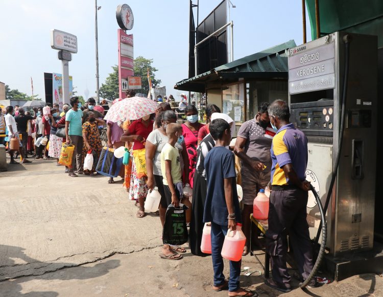 Šrilanka “razglasila” bankrot,  ko je vladi zmanjkalo tujih valut za uvoz življenjsko pomembnega blaga – 22 milijonov prebivalcev Šrilanke že več mesecev trpi zaradi skokovite inflacije in dolgotrajnih prekinitev dobave električne energije