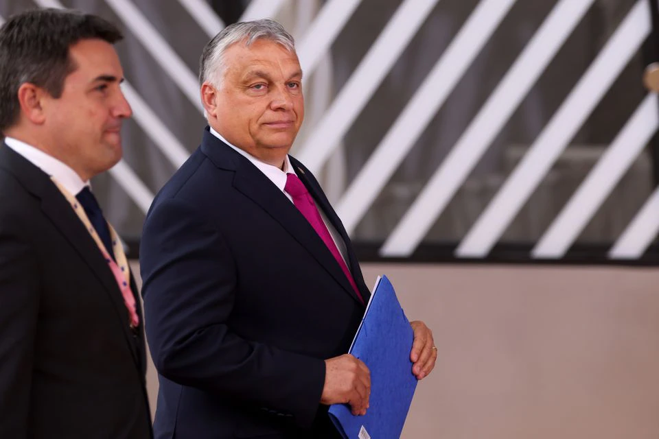 “Strategija (sankcij) Zahoda je propadla zato, ker se vlade v Evropi rušijo “kot domine,” medtem ko so cene energentov občutno narasle” – Viktor Orban meni, da je potrebna nova strategija Evrope in da je vojno v Ukrajini “mogoče končati samo z mirovnimi pogovori med Rusijo in Ameriko”