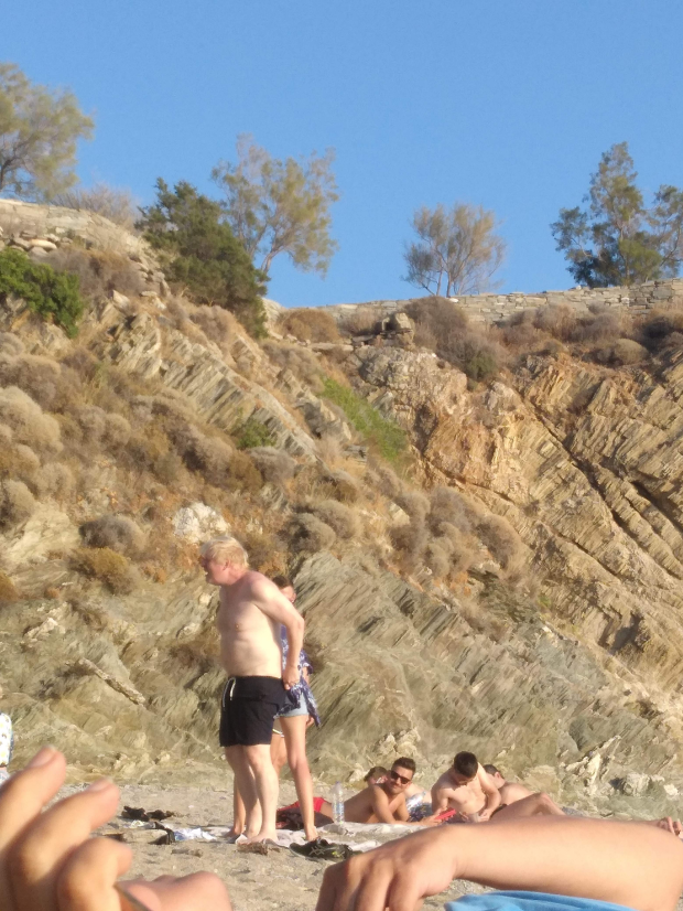 The Sun o Beach Body BoJo – Boris Johnson “se razteguje na s soncem obsijanem pesku grškega otoka, le teden dni po oddihu v slovenskih toplicah,” kjer se je kopal v “razkošju zasebnosti”