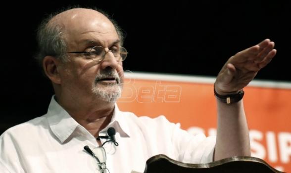 Pisatelja Salmana Rushdieja odklopili z ventilatorja in lahko govoril – Napadalec krivde ne priznava in se “izreka za nedolžnega” –  Rushdie je bil v premišljenem napadu zaboden približno 10-krat, pravijo tožilci