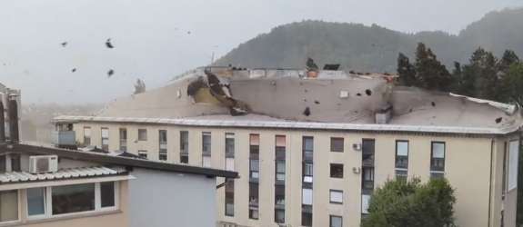 (VIDEO) Neverjetno, to morate videti: Kako je veter v Kranju in v Ljubljani dvigal strehe