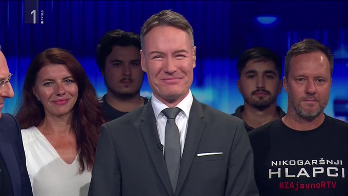 (VIDEO) “Epski konec sinočnjega TV Dnevnika na nacionalki,” ki se v zgodovini RTV-ja še ni zgodil – Voditelj Dnevnika Sašo Krajnc dobil podporo “v živo”