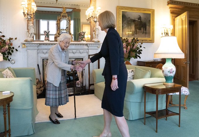 (VIDEO) Objavljamo posnetek iz leta 1994, ko je, takrat še študentka, Liz Truss za britansko ITV News dejala, da je ideja o monarhiji “sramotna”- Danes jo je kraljica Elizabeta II. imenovana za novo premierko