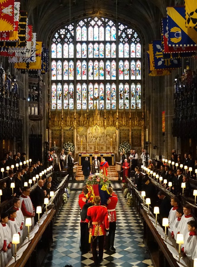 (V ŽIVO)  Po Londonu slovo od kraljice Elizabete II. še v Windsorju – Pogrebno procesijo so spremljali tudi kraljičin konj Emma in psa korga, Muick in Sandy