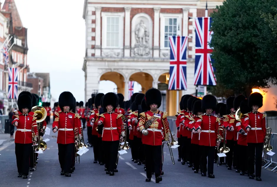 V Londonu se pred  ponedeljkovim pogrebom Elizabete II. zbirajo svetovni voditelji –  Pričakuje se, da bo to najbolj obiskan dogodek v britanski zgodovini z 2 milijonoma pogrebcev in najbolj gledan na televiziji doslej s štirimi milijardami gledalcev