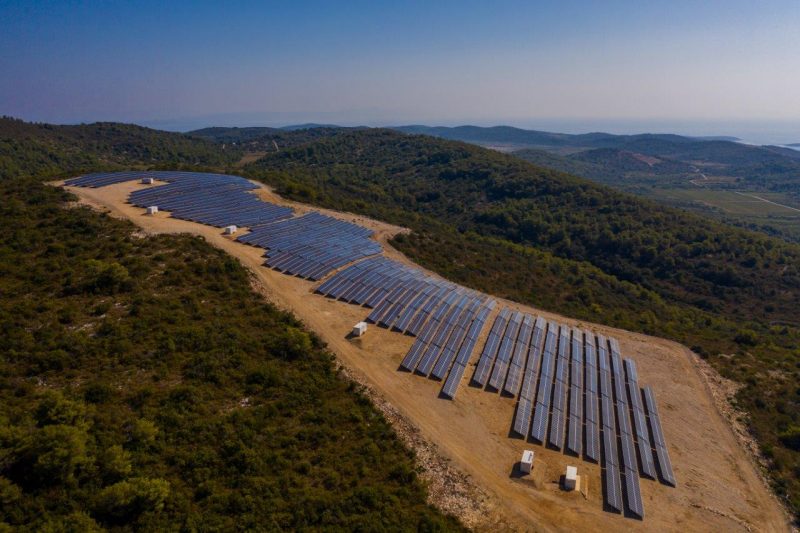 Hrvaška bo na javnih objektih postavila 22 sončnih elektrarn