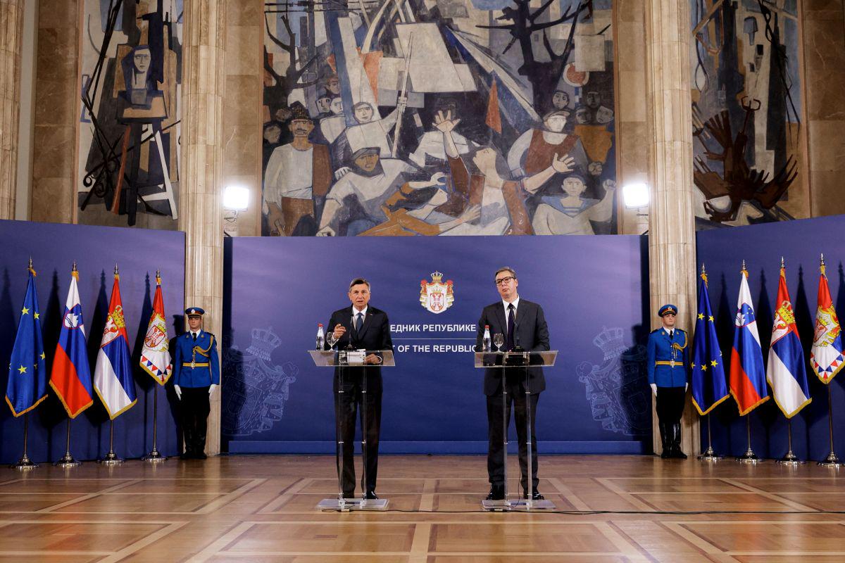 (VIDEO) “Kako naj pojasnim državljanom, da bomo uvedli sankcije proti Rusiji, ki ni kršila ozemeljske celovitosti Srbije, ne pa proti Sloveniji, ki je to storila” – “Provokacija” srbskega predsednika Aleksandra Vučića na tiskovni konferenci po srečanju s Pahorjem