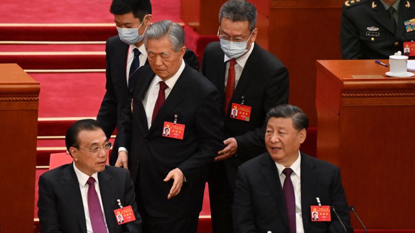 (VIDEO) Šokantno – Nekdanjega kitajskega voditelja Hu Jintaa so takole, očitno prisilno, “pospremili” s kongresa komunistične partije