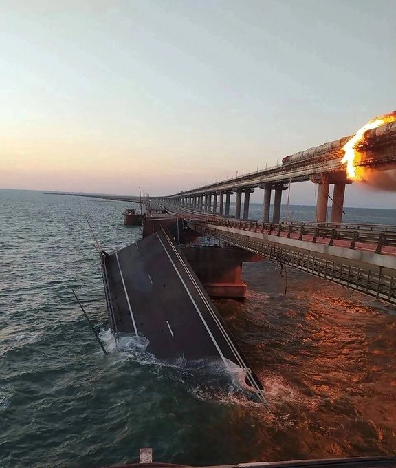 Rusija, po napadu z tovornjakom bombo, ponovno vzpostavila promet čez most na Krim –