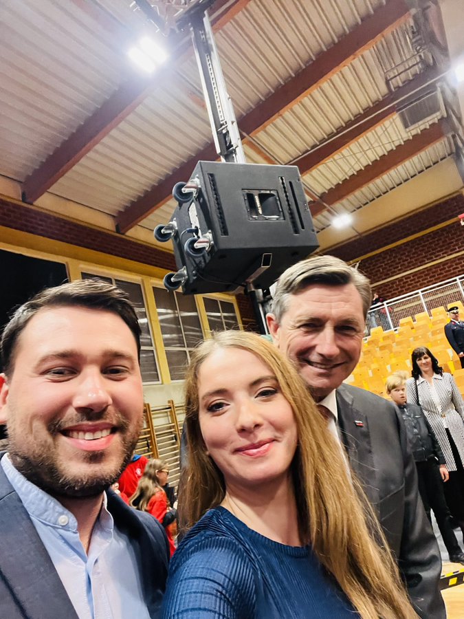 (VIDEO) Borut Pahor že dobil naslednika, kaj naslednika, “Kralja” v delanju selfijev – Janez Cigler Kralj na koncu svojega govora naredil kar skupinski selfie z delegati kongresa