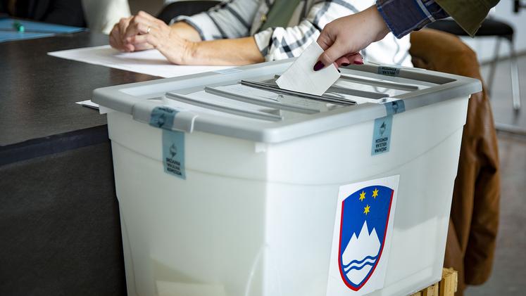 Začelo se je glasovanje v drugem krogu predsedniških volitev – Volivci izbirajo novega predsednika ali predsednico republike