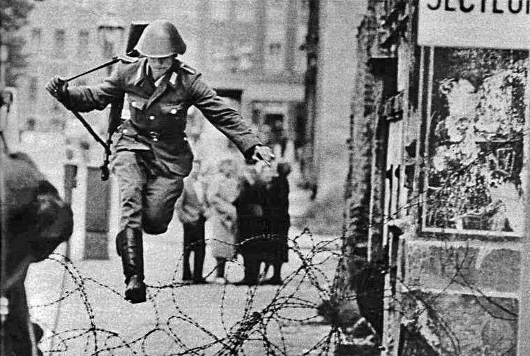 V Berlinu odslej tudi Muzej hladne vojne – Slika ikoničnega trenuteka zgodovine pobega policista NDR Conrada Schumanna, ki je kot prvi obmejni policist NDR prebegnil na Zahod