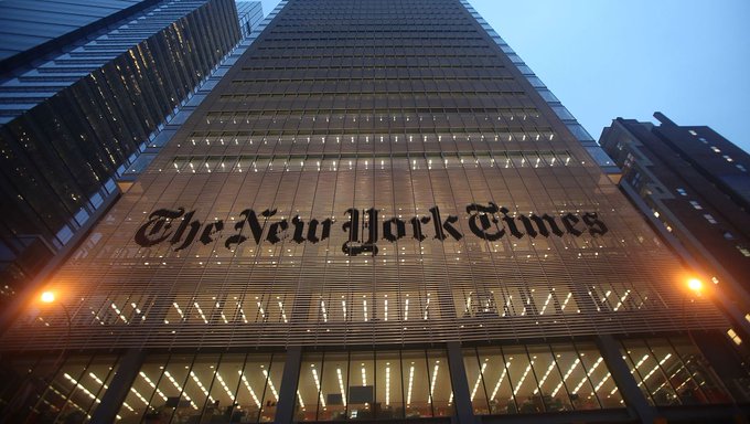 Na sedež ameriškega časopisa New York Times je včeraj prišel moški, oborožen s sekiro in mečem