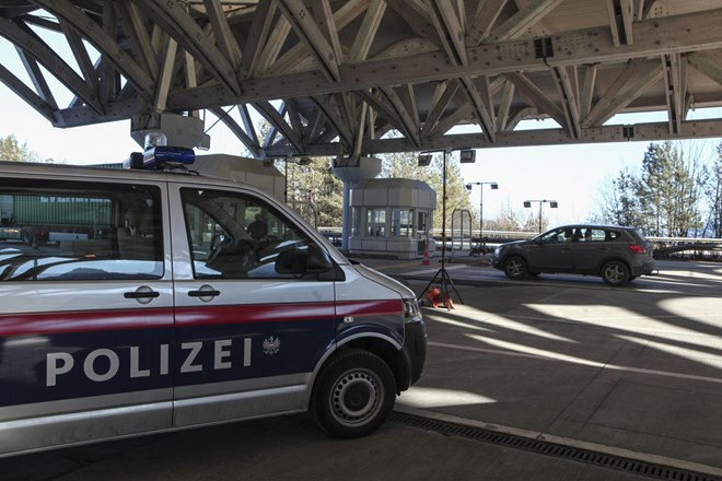 “Razmere v Evropi povsem jasno kažejo, da je zaščita zunanjih meja neuspešna in če sistem ne deluje, se ga ne sme širiti” – Avstrijski notranji minister Gerhard Karner o tem, da Avstrija Hrvaški ne bo dala “zelene luči” za vstop v schengensko območje
