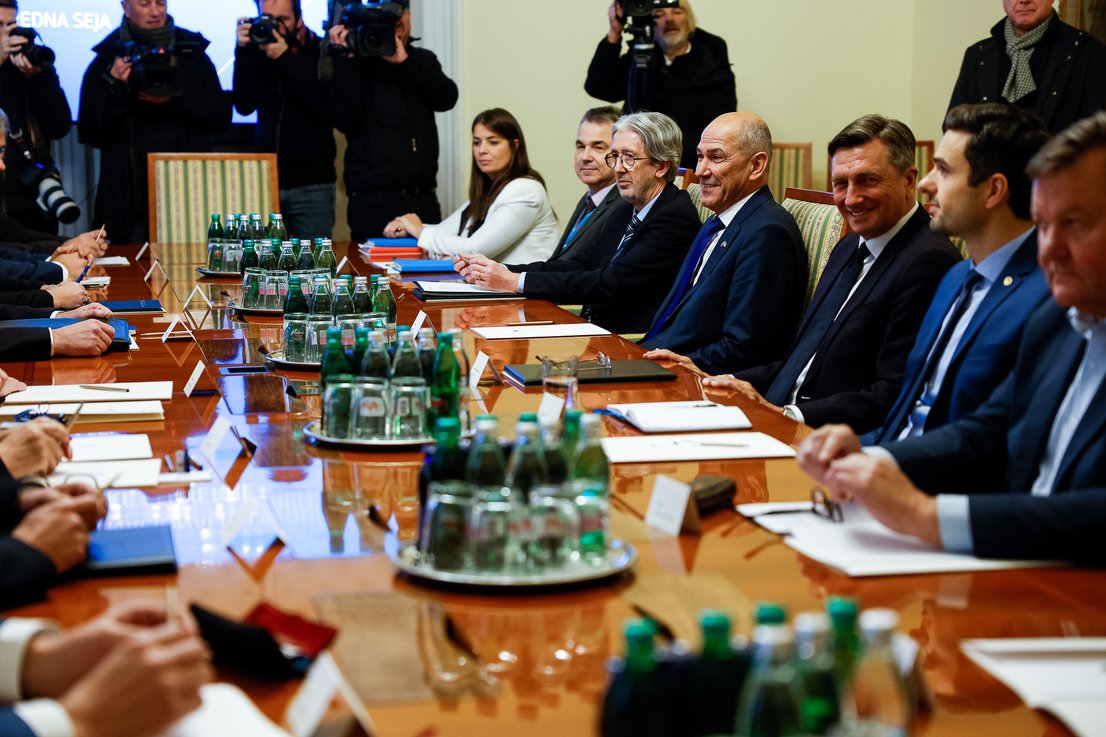 (V ŽIVO) Na seji Sveta za nacionalno varnost poleg Roberta Goloba tudi Borut Pahor, Janez Janša in Matej Tonin