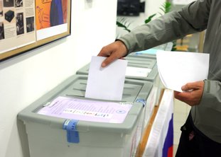 Do 16. ure volila nekaj manj kot tretjina upravičencev – Volilna udeležba na lokalnih volitvah doslej najnižja od leta 2006