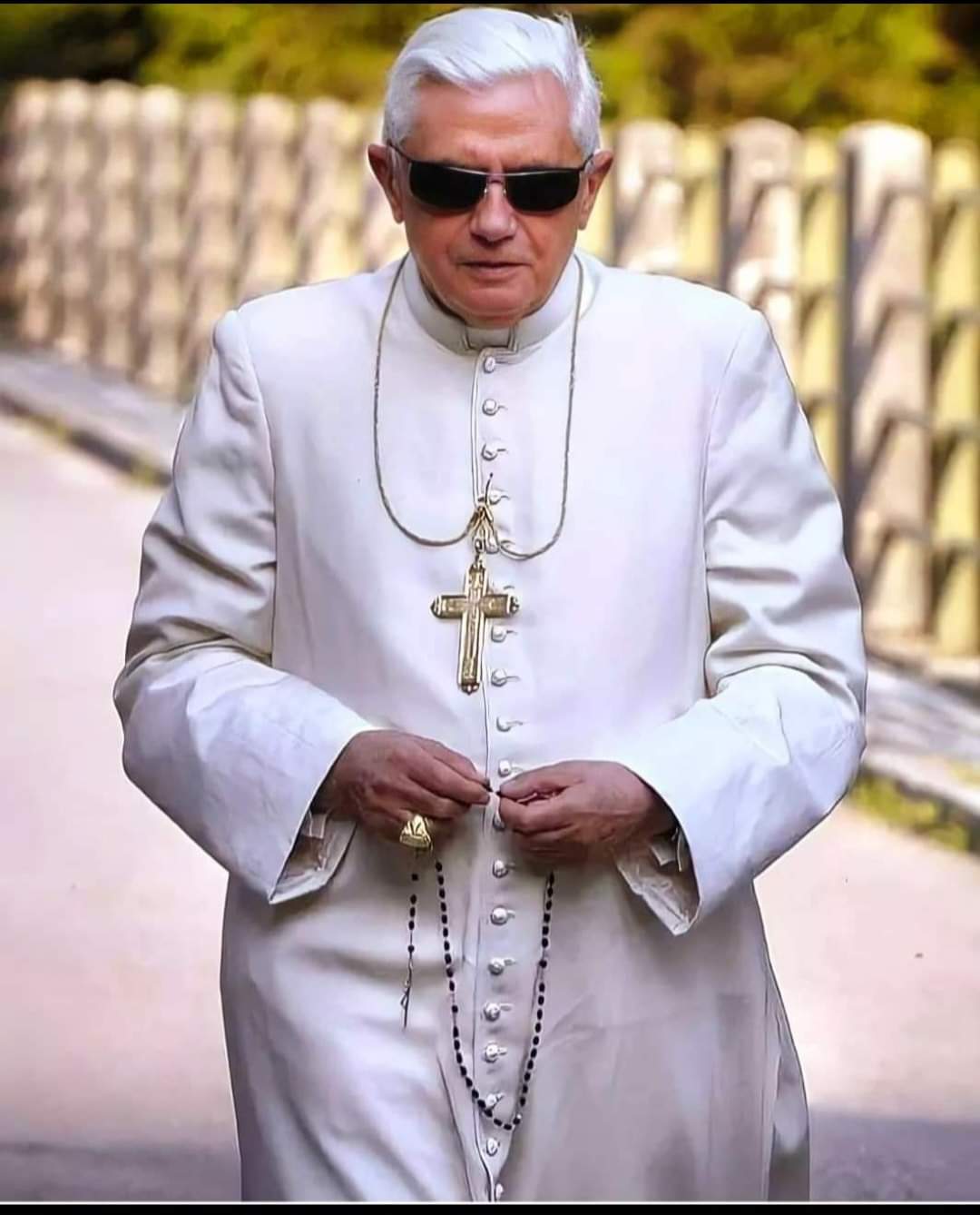 Umrl je nekdanji papež Benedikt XVI  v starosti 96 let – “Nikoli nismo imeli situacije, ko bi živi papež pokopal mrtvega”