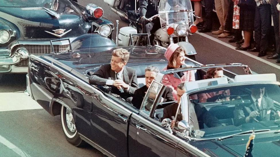 JFK in vzpon teorij zarote –  Objavljenih na tisoče nelektoriranih vladnih dokumentov o atentatu na JFK, del dokumentacije pa ostaja zapečaten