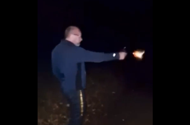 (VIDEO) Janševe hudo vznemiril posnetek veselja novogoriškega policista, ki je zmago Gibanja  Svoboda proslavil, kar s streljanjem s sicer neslužbeno pištolo