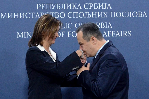 Tanja Fajon toplo sprejeta v Beogradu – Srbski zunanji minister Ivica Dačić ji je takole poljubil roko