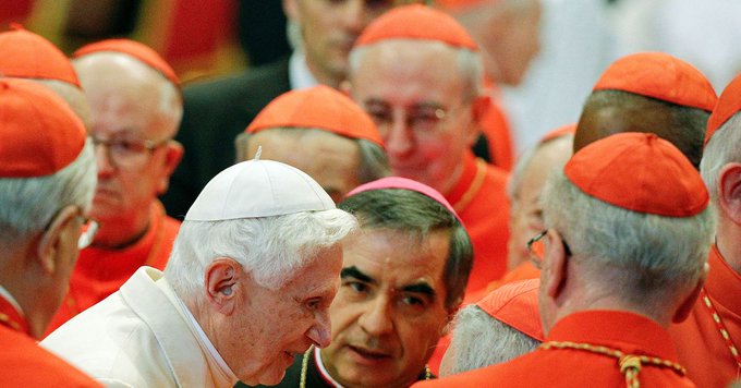 Novica o slabem zdravju 95-letnega zaslužnega papeža Benedikta XVI, sprožila vprašanja o tem, kaj se zgodi, če in ko umre