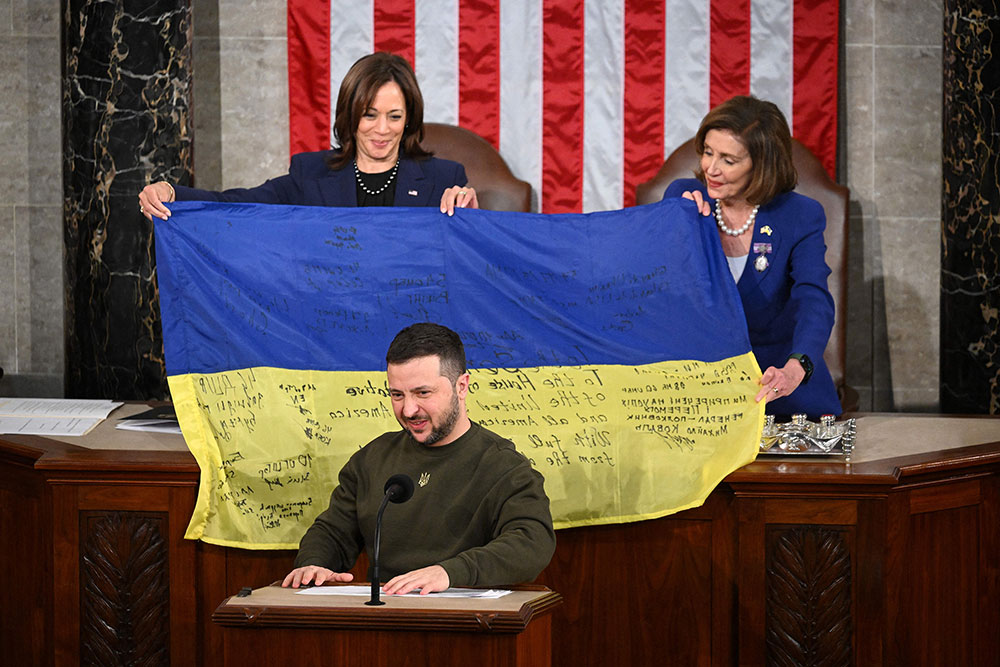 (VIDEO) Ukrajina je “živa in brca” – Volodimir Zelenski v svojem nagovoru ameriškemu kongresu, ki je spregledal pravilo, da moški v dvorani nosijo suknjič in kravato