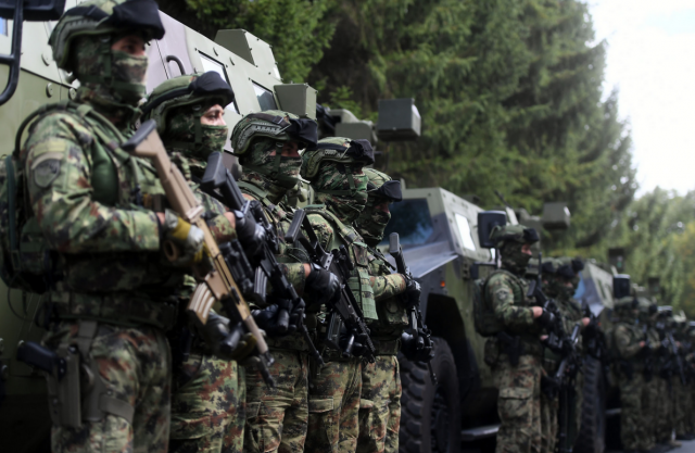 Aleksandar Vučić je v ponedeljek zvečer odredil najvišjo stopnjo bojne pripravljenosti srbske vojske