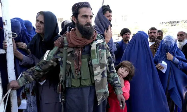 Zvito: Talibani obračunali z nevladnimi organizacijami tako, da so prepovedali delo žensk za NVO-je, domnevno zato, ker ženske niso pravilno nosile islamske rute
