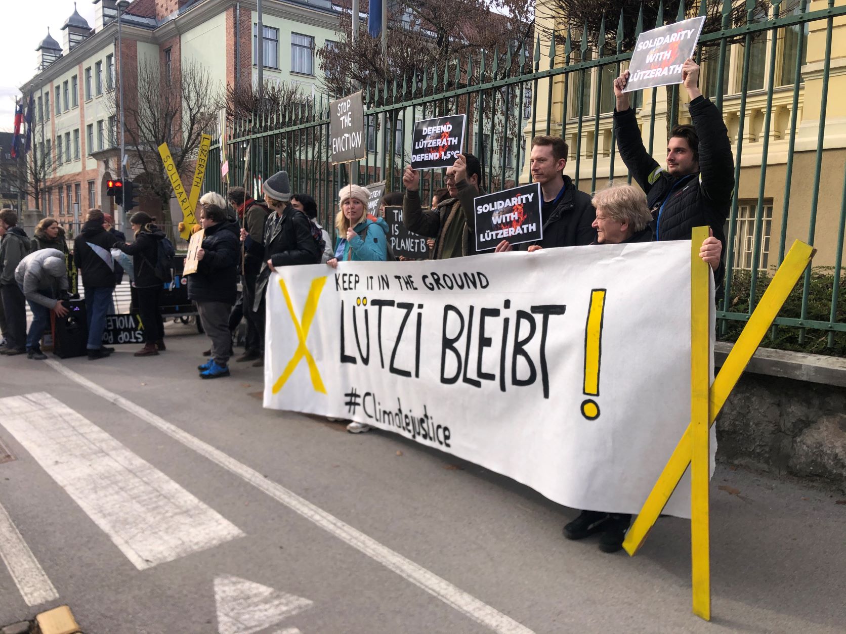 (V ŽIVO)  Protestni shod v organizaciji Mladih za podnebno pravičnost v podporo aktivistom v nemškem Lüzerathu, ki je postal simbol upora proti fosilnim gorivom
