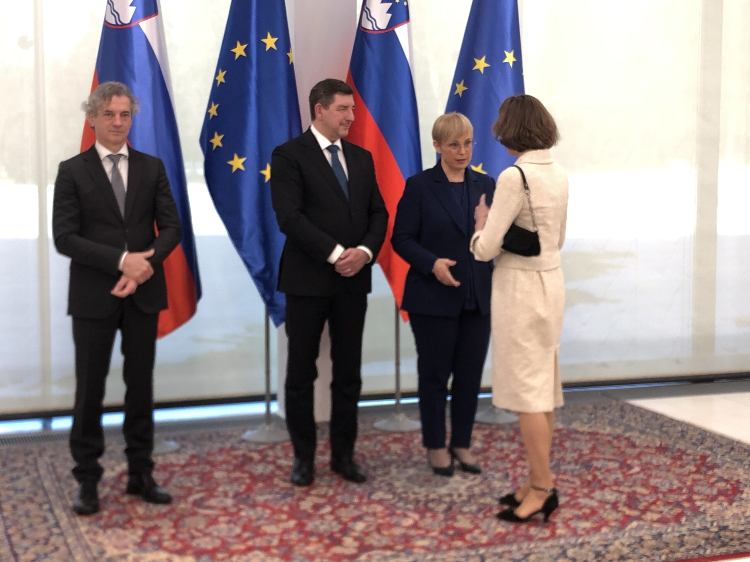 (V ŽIVO) Golob in Musarjeva na Brdu s tujimi diplomati – Na sprejem za tuje diplomate pa ni bil vabljen ruski veleposlanik v Sloveniji