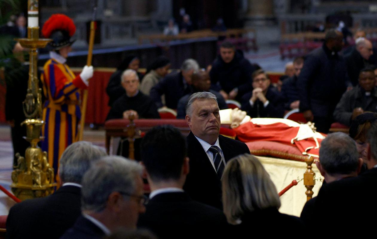 (VIDEO) Na pogreb zaslužnega papeža Benedikta XVI v Rim predsednica Nataša Pirc Musar in Stanislav Zore