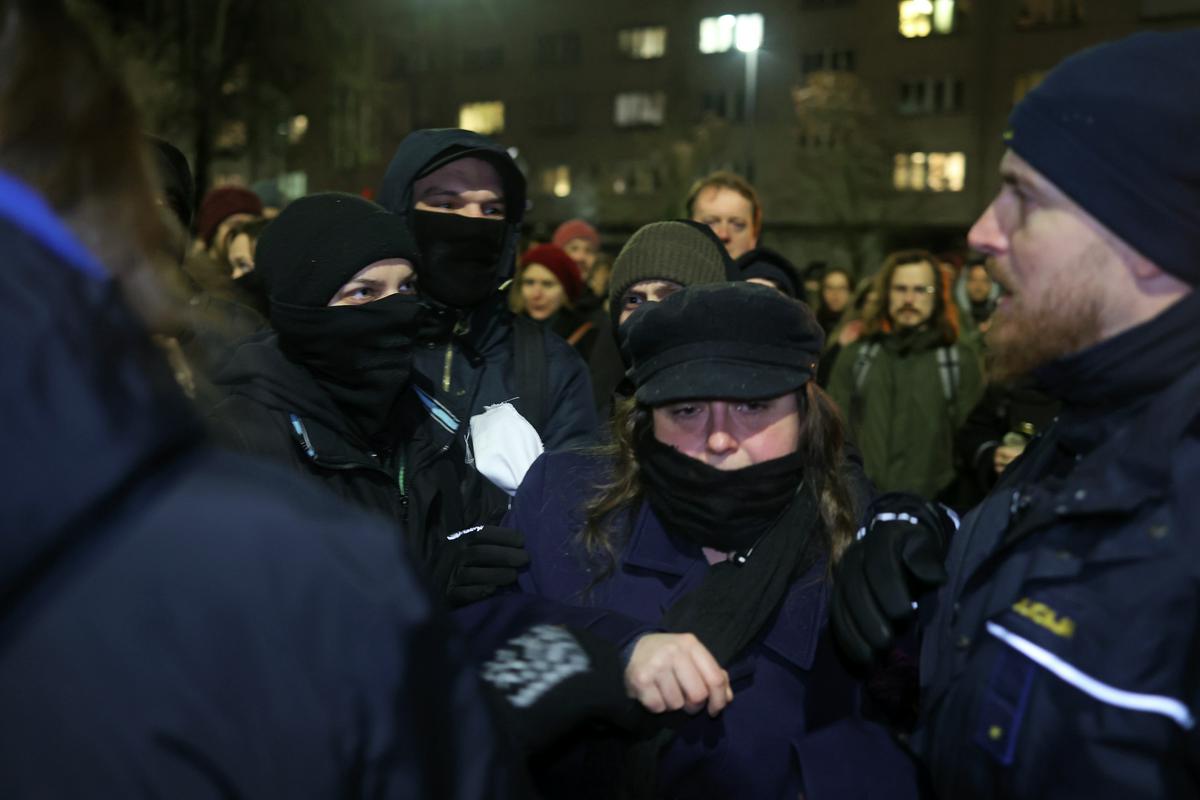 Aleš Hojs o “kepanju policistov” na protestu  pri nekdanji tovarni Rog v stilu; “niko ne sme, da vas bije, osim policije”