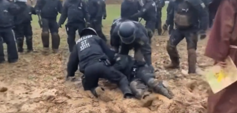 (VIDEO) Kako so protestniki v Lützerathu ponižali nemško policijo, ki se je kopala v živem blatu